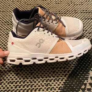 Women’s on Cloudstratus Running Shoes
